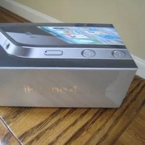 Apple,  iPhone 4 32GB Black / White Unlocked