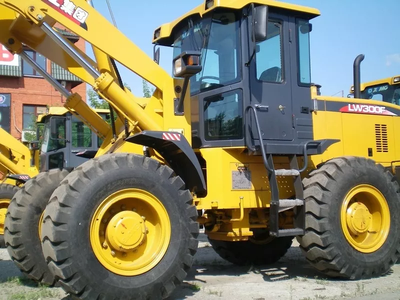 Фронтальный погрузчик XCMG LW300F 2