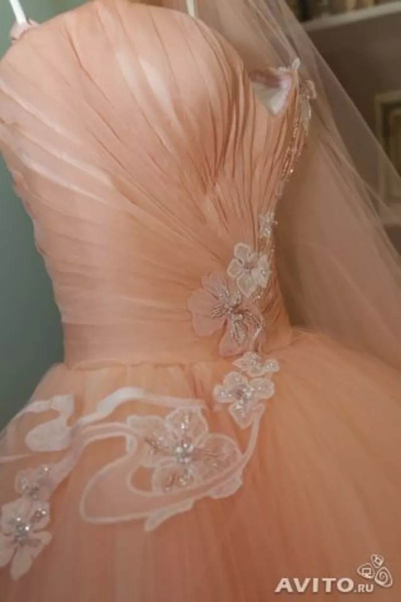 Свадебное платье Цвет коралл-персик. Длинный шлейф, фата,  вышивки.