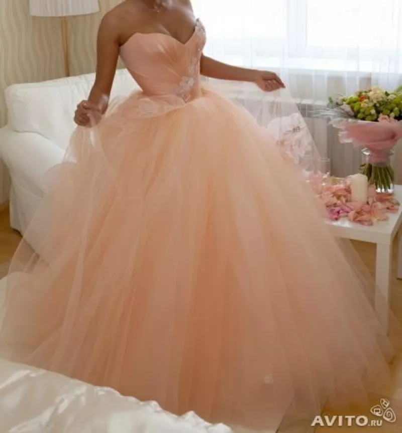 Свадебное платье Цвет коралл-персик. Длинный шлейф, фата,  вышивки. 2