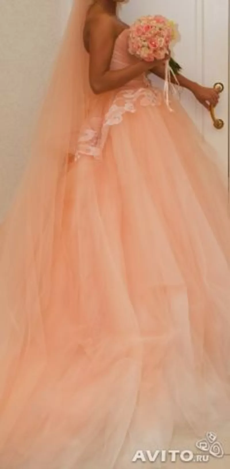 Свадебное платье Цвет коралл-персик. Длинный шлейф, фата,  вышивки. 3