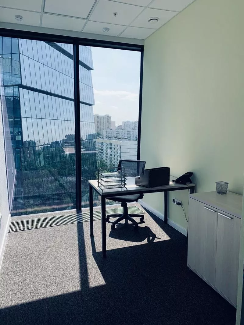 Аренда офиса с окном на 2 рабочих места в БЦ Лотос.