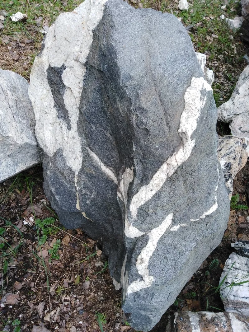 Ландшафтный камень валуны,  глыбы