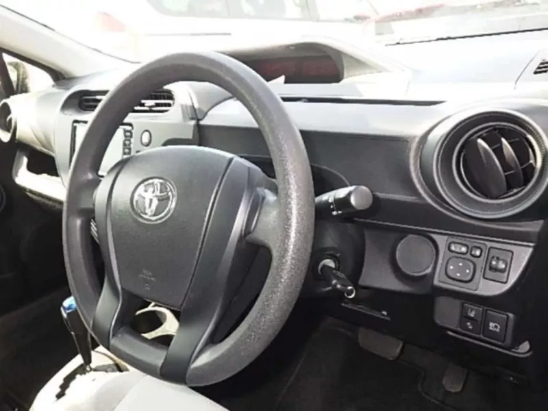 Хэтчбек гибрид Toyota Aqua кузов NHP10 2-й рестайлинг модиф L Safety S 7