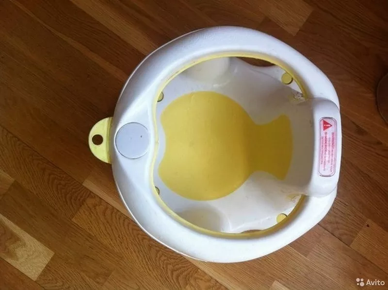 Стул детский для купания малыша babyton б/у белый желтый пластик на присосках товары для детей малыш 2