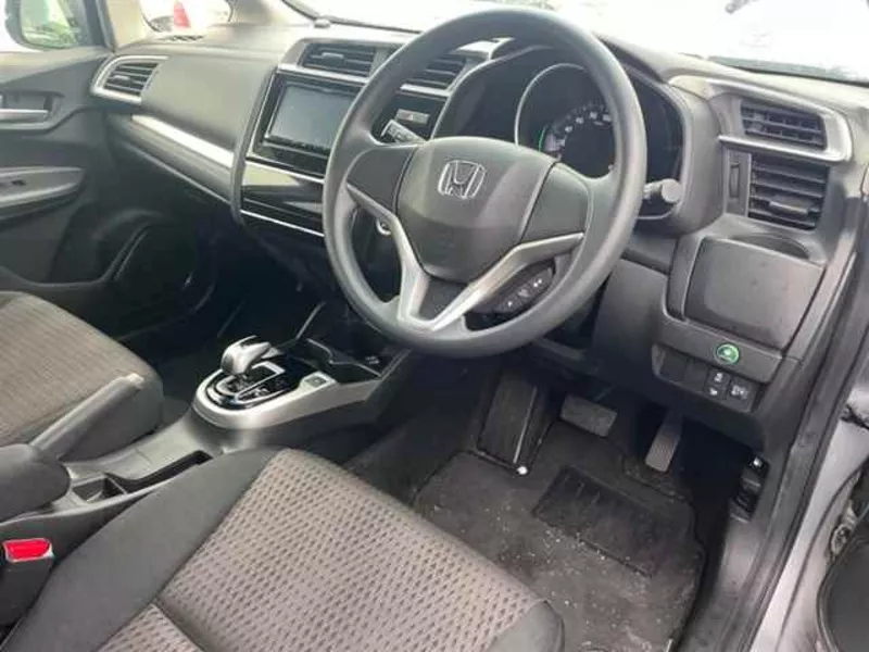 Хэтчбек гибрид Honda Fit Hybrid кузов GP5 модификация Hybrid Base Grad 3