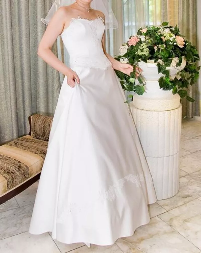 Отдам почти даром счастливое свадебное платье белого цвета  